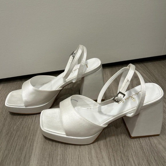 Elegant White Block Heel Sandals - Picture 5 of 5